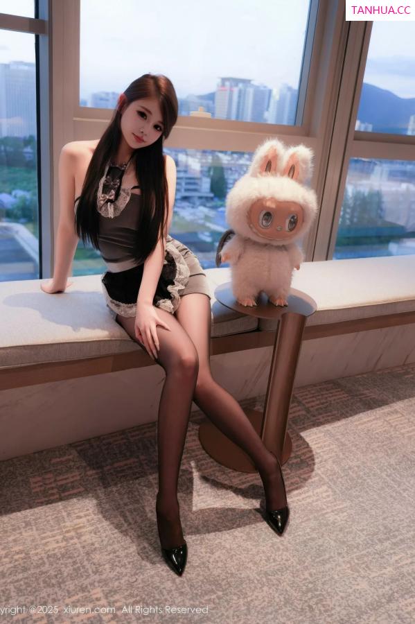 甜妮  [XiuRen]高清写真图 2025.10.17 No.10884 甜妮 灰色短裙第2张图片